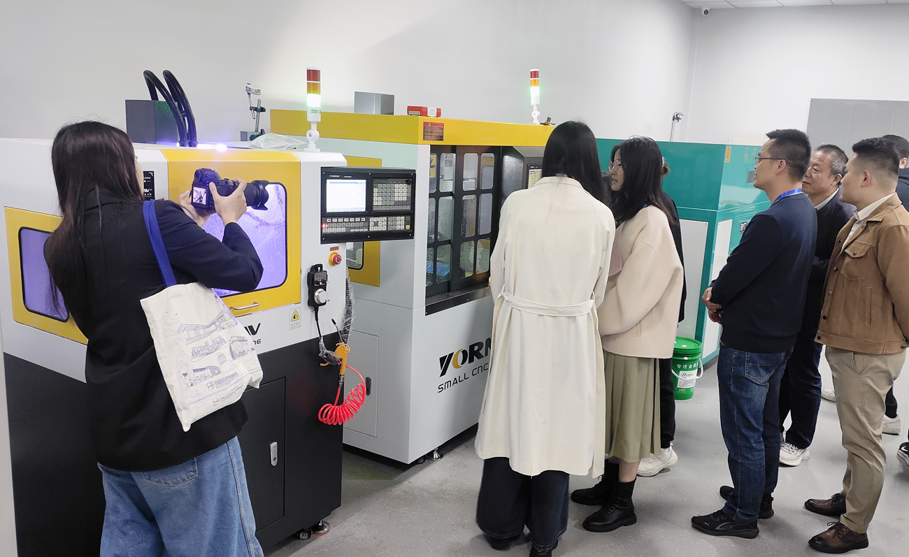 小型數(shù)控機(jī)床